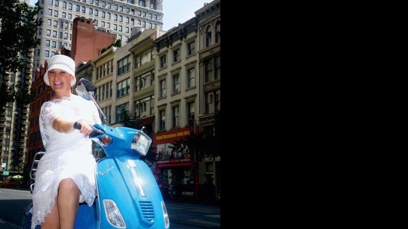 Às vésperas de lançar novo DVD, a cantora italiana radicada em SP voltou a NY, desta vez para curso
de jazz. De folga, fez graça com look retrô ao passear de Vespa e de bicicleta. - Marco Bisconti