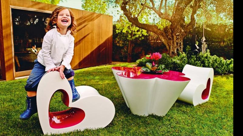 Agatha Ruiz de la Prada assina os móveis infantis para a área externa da espanhola Vondom. - -