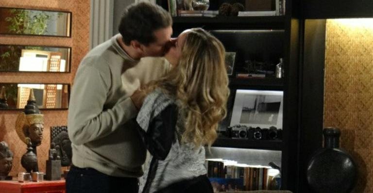 Amarilys e Eron se beijam - TV Globo