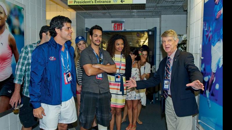 O ator Jorge Pontual fez um tour guiado pelos corredores por onde circulam os jogadores acompanhado de Thiago Luciano e Lucy Ramos. - Martin Gurfein, Fernando Lemos E Jaime L. Mikle / Getty Images For The Usta