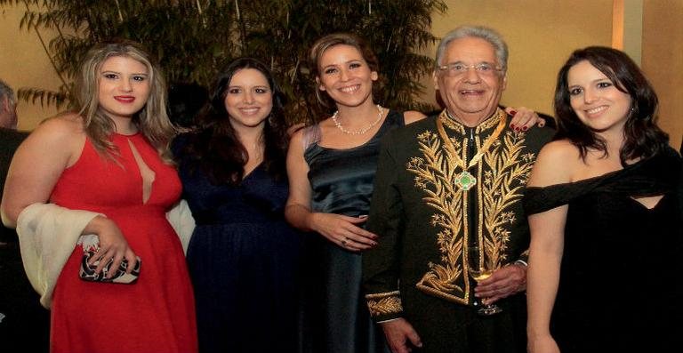 Com a vestimenta dos imortais, Fernando Henrique é prestigiado pelas netas Isabel e Joana, a amada e
Helena, gêmea de Joana. - Reginaldo Teixeira E Guilherme Gonçalves/Abl