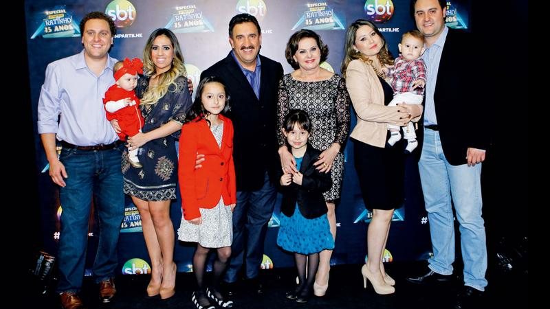 Ratinho e Solange, ao centro, com Rafael, Camila, a fofa Aurora, Alana, Yasmim, Luciana, Carlos Neto e
Carlos Júnior. - Lourival Ribeiro