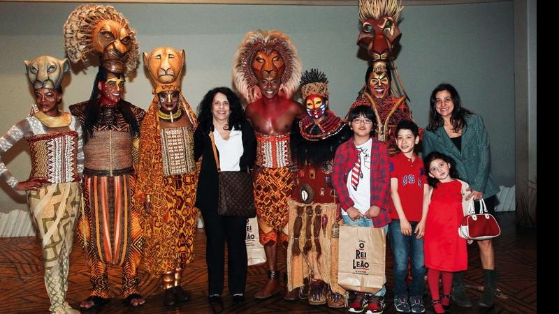 Gal Costa com personagens da peça Rei Leão - Manuela Scarpa/Foto Rio News