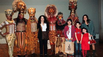 Gal Costa com personagens da peça Rei Leão - Manuela Scarpa/Foto Rio News