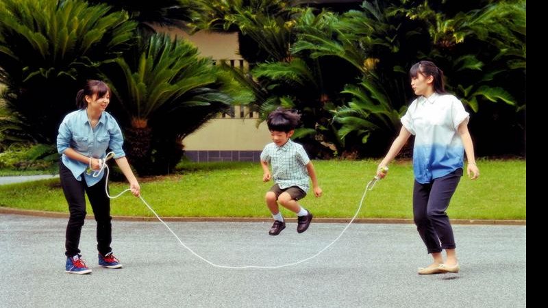 Hisahito com as irmãs - The Imperial Household Agency Of Japan/Reuters