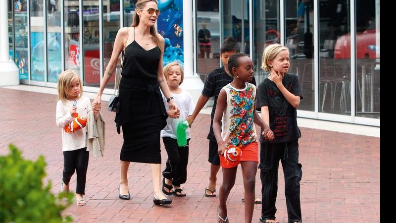 Angelina Jolie e os filhos - Infphoto.Com/ The Grosby Group