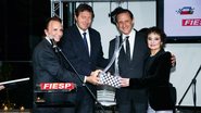 Emerson Fittipaldi e Gérard Neveu entregam réplica do troféu da Le Mans a Paulo Skaf, com Valéria Baraccat Gyy. - Caio Guimarães