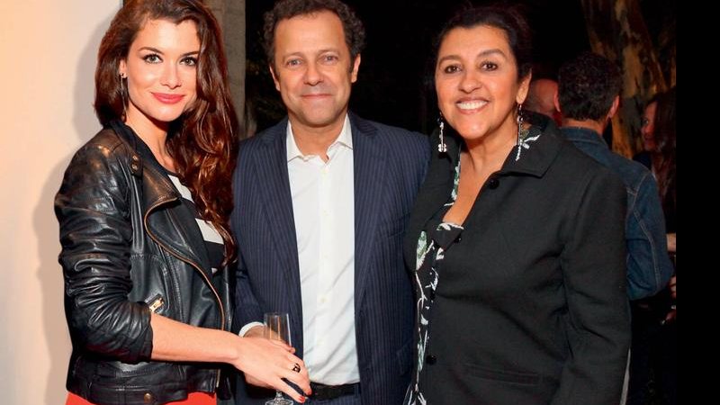 Alinne Moraes, Regina Casé e Vik - César França