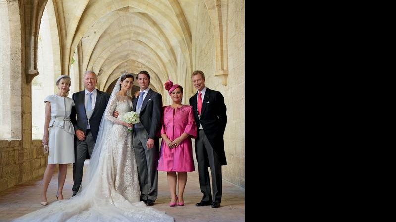 O casal é ladeado pelos pais dela, Gabriele e Hartmut, e pelos dele, a grã-duquesa Maria Teresa e o o grão-duque Henri. - Splash News/AKM-GSI