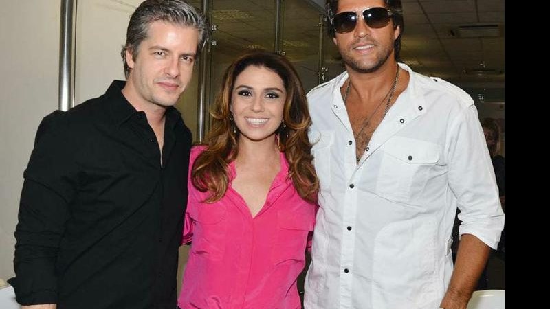 Giovanna Antonelli entre a dupla Victor & Leo, no estante da Niely Cosméticos. - Caio Duran E Thiago Duran / Agnews, Jacoy Alves E Marcos Mesquita.