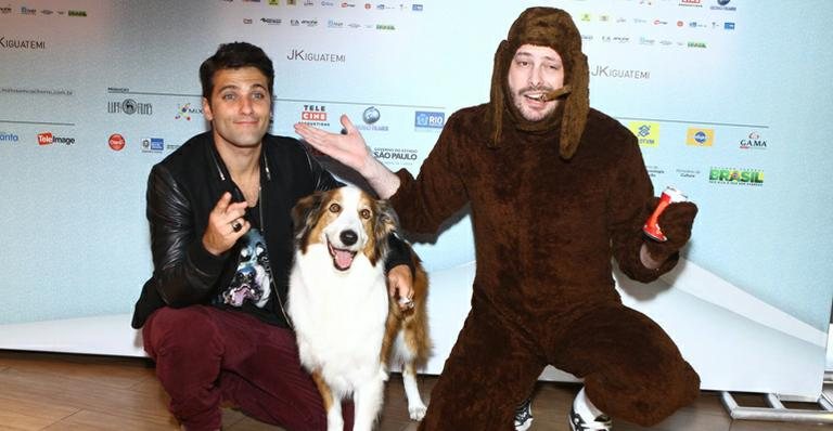 Bruno Gagliasso e Danilo Gentili com o cachorro Duffy - Raphael Mesquita / Foto Rio News