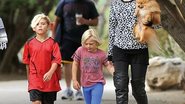 Mamãe Gwen Stefani passeando com Zuma e Kingston - Splash News/AKM-GSI