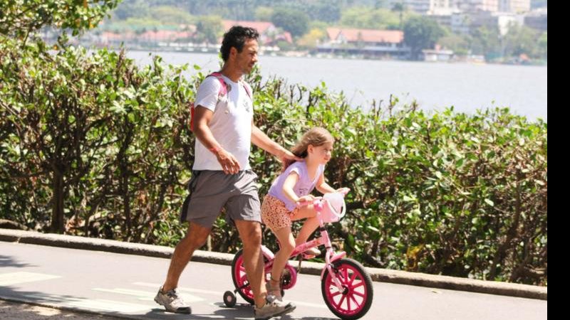 Marcos Palmeira passeando de bicicleta com a filha - JC Pereira/AgNews