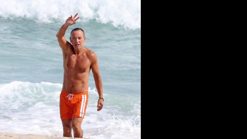 Dia de Bruce Springsteen em boa forma na praia carioca - André Freitas/ AgNews