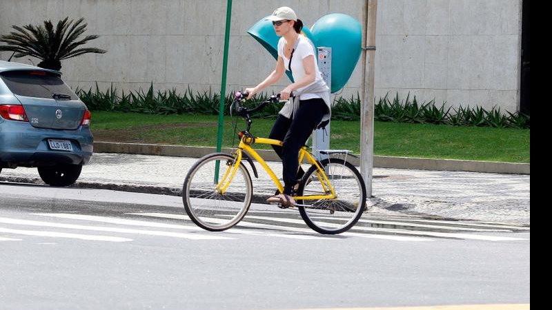 Relax de Julia Lemmertz pedalando no Rio - Delson Silva