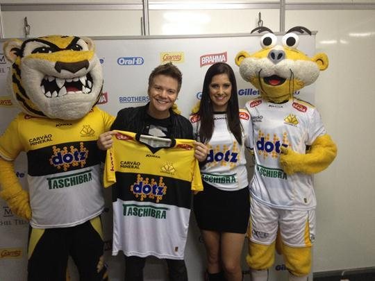 Michel Teló com os mascotes do Criciúma - Vitor Marcelo/CriciúmaEC/Reprodução