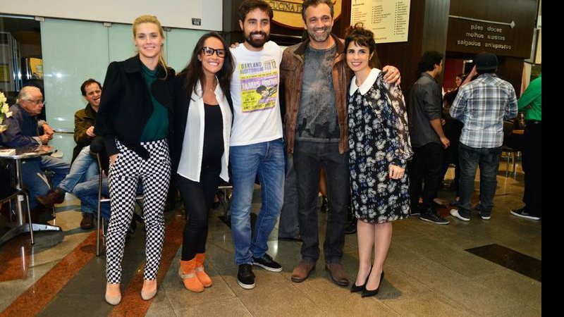 Maria Ribeiro e Ricardo Pereira com aplausos de Carolina Dieckmann e Domingos Montagner - André Muzell/Agnews