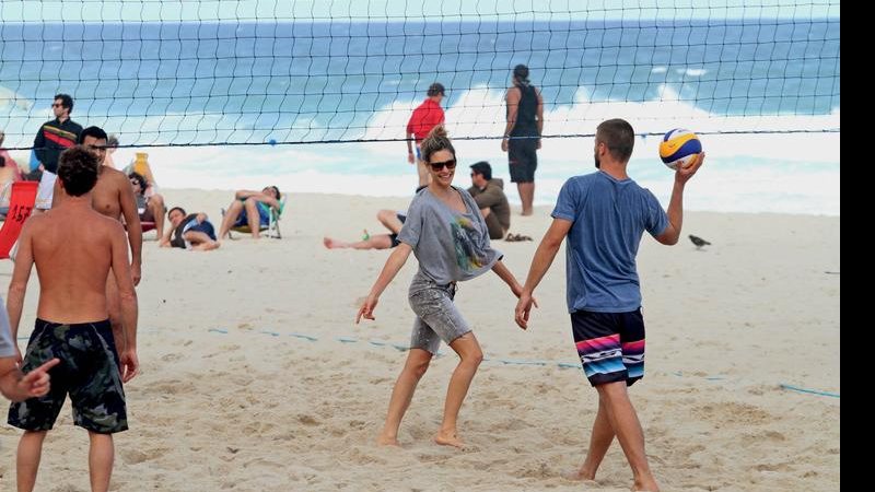 Fernanda Lima e seu Rodrigo Hilbert em romance e vôlei na praia - Wallace Barbosa