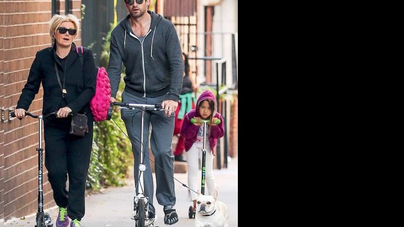 Paizão Hugh Jackman e sua familia usam patinete como transporte - GSI Media/ The Grosby Group