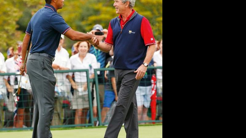 O astro Tiger Woods em apoio da namorada e de Bush - Jeff Haynes/ Reuters