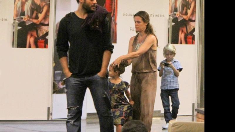 Thiago Lacerda, esposa e filhos em passeio no shopping - Daniel Delmiro/AgNews