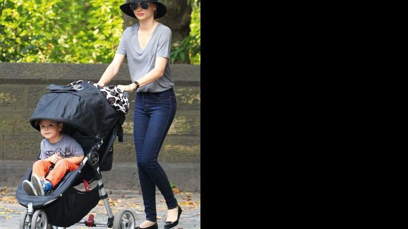 A dedicada mãe Miranda Kerr em tarde no parque com seu Flynn - AKM-GSI/AKM-GSI