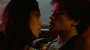 Bruno Mars e Freida Pinto no clipe 'Gorilla' - Reprodução