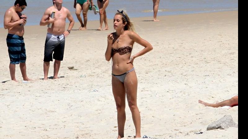 Alice Dellal na praia renovada e com estilo - Wallace Barbosa/ AgNews