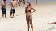 Alice Dellal na praia renovada e com estilo - Wallace Barbosa/ AgNews