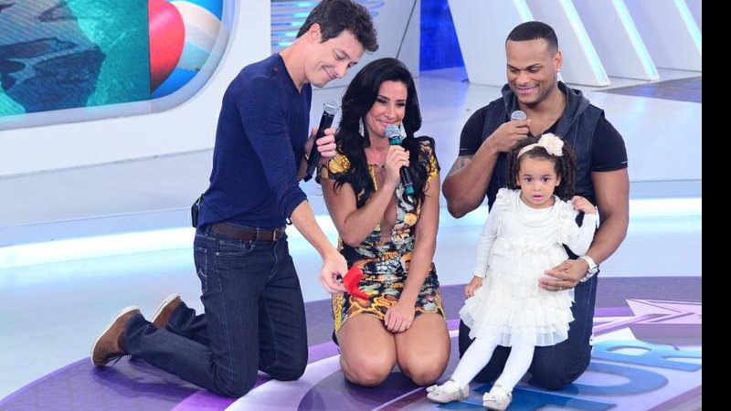 Tony Salles e Scheila Carvalho renovam votos de casamento na TV - Antônio Chahestian/Record