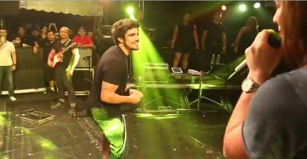 Caio Castro dança no palco - Reprodução