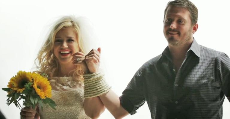 Kelly Clarkson e Brandon Blackstock posam em ensaio para a divulgação do single 'Tie It Up' - Reprodução