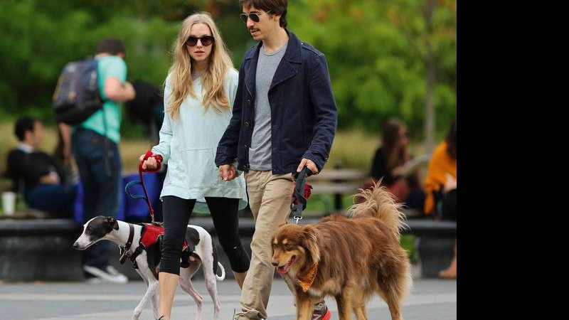 Amanda Seyfried, namorado e os cachorros - AKM-GSI/AKM-GSI