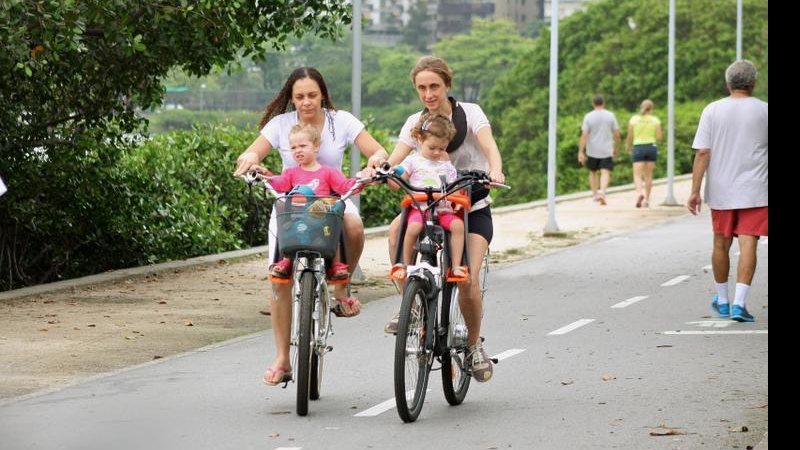 Betty Gofman em lazer com as filhas - JC Pereira