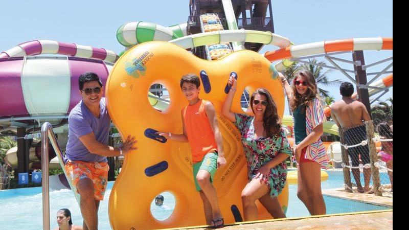 Cesar Filho, Luigi, Elaine e Luma curtem parque aquático no Ceará. - -