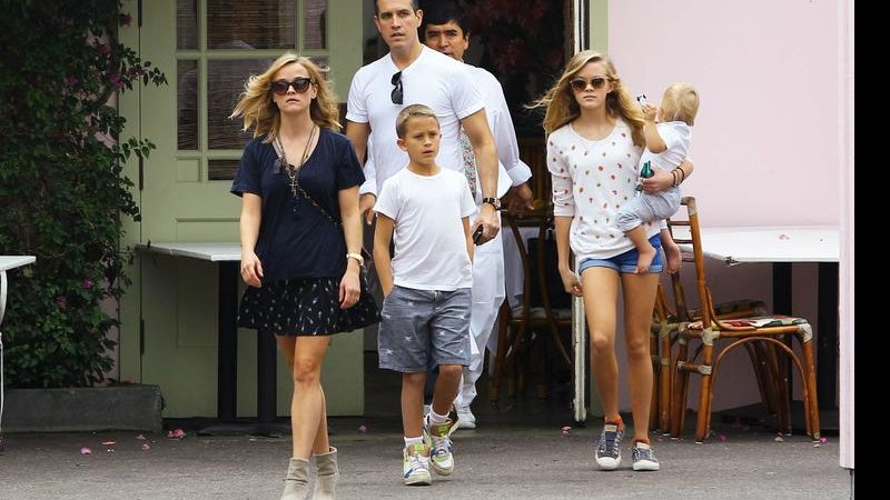 Reese Witherspoon com sua família - AKM-GSI/AKM-GSI