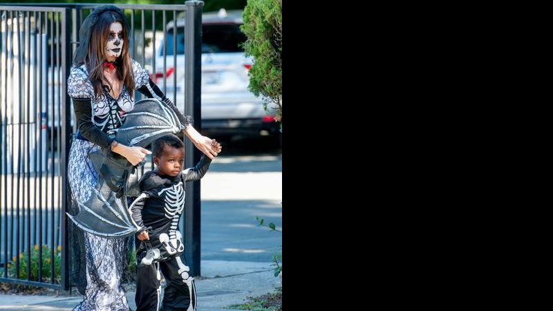 Sandra Bullock em Halloween com filho - The Grosby Group