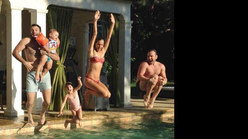 Na mansão da família em L.A., Jamie Mazur, os filhos Noah e Anja, a top Alessandra Ambrósio e o amigo Matheus Mazzafera curtem domingo de sol. - -