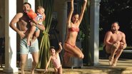 Na mansão da família em L.A., Jamie Mazur, os filhos Noah e Anja, a top Alessandra Ambrósio e o amigo Matheus Mazzafera curtem domingo de sol. - -