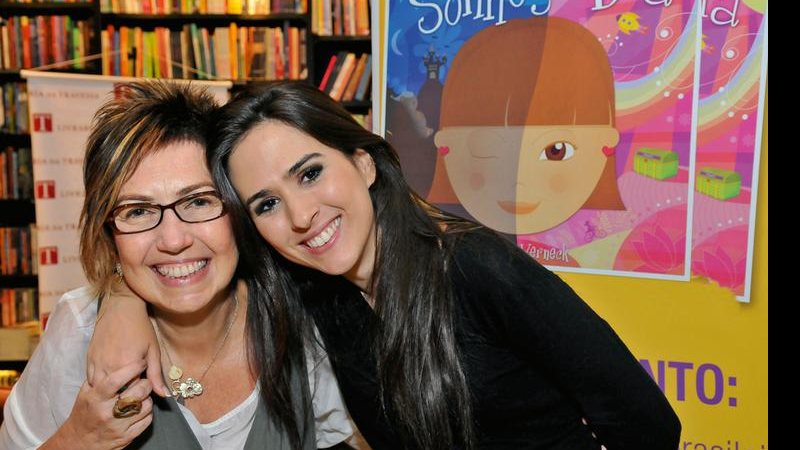 Tatá Werneck tieta sua mãe que lança livro - -