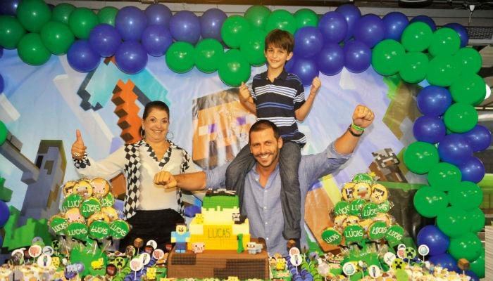 Com a mãe, Terezinha, Henri se prepara para cantar o Parabéns para Lucas, em seus ombros. - Margarethe Abussamra/Abussamra Photos