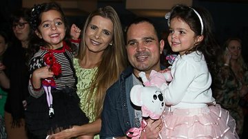 Luciano Camargo com as filhas e a mulher no SPFW - Amauri Nehn / Foto Rio News