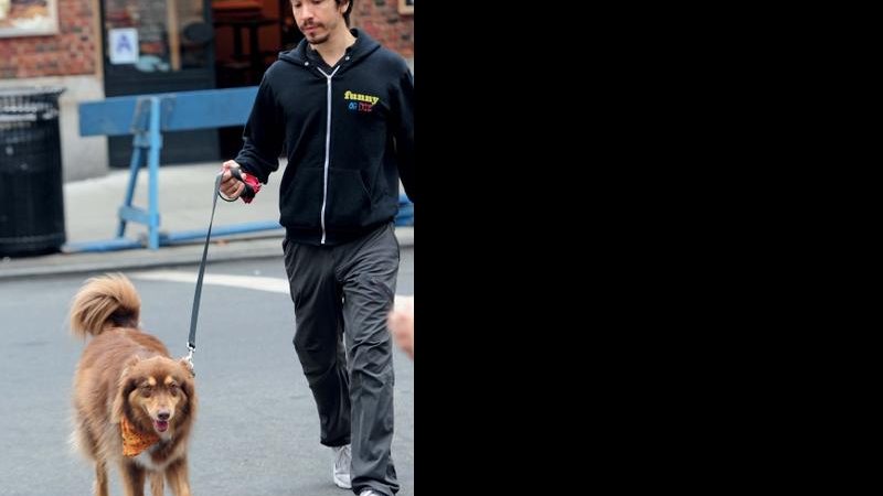 Justin Long  em passeio com seu cão em NY - AKM-GSI/AKM-GSI