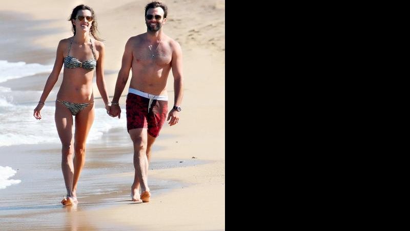 Alessandra Ambrosio e seu Jamie Mazur em praia na Grécia - Mavrix Online/ The Grosby Group