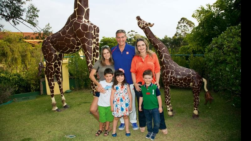 Carlos Lima e Gigi Monteiro curtem com os filhos e Liliane Ventura - Caio Guimarães