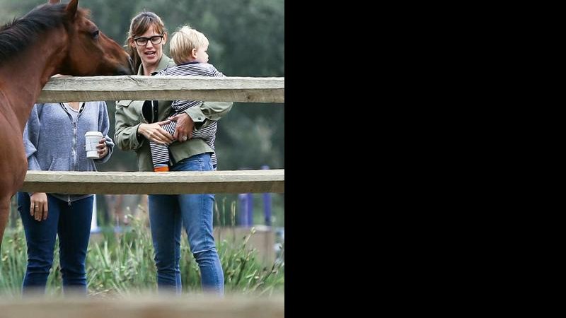 Jennifer Garner  e seu filho Samuel - Bauer-Griffin/ The Grosby Group