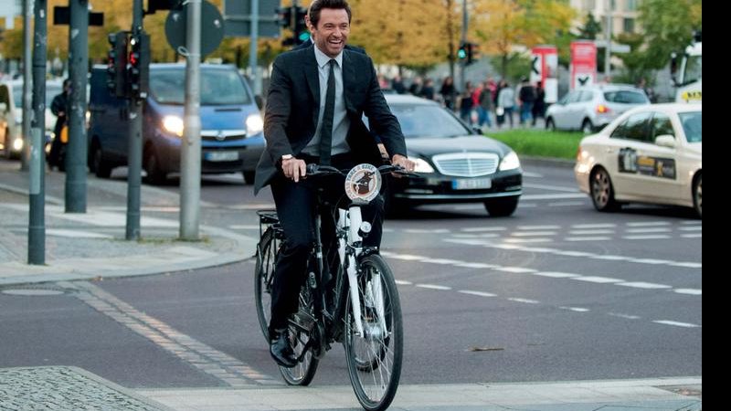 Hugh Jackman  pedala em Berlim - Ang/ The Grosby Group