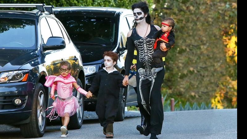 Camila Alves com os filhos no Halloween - AKM-GSI/AKM-GSI