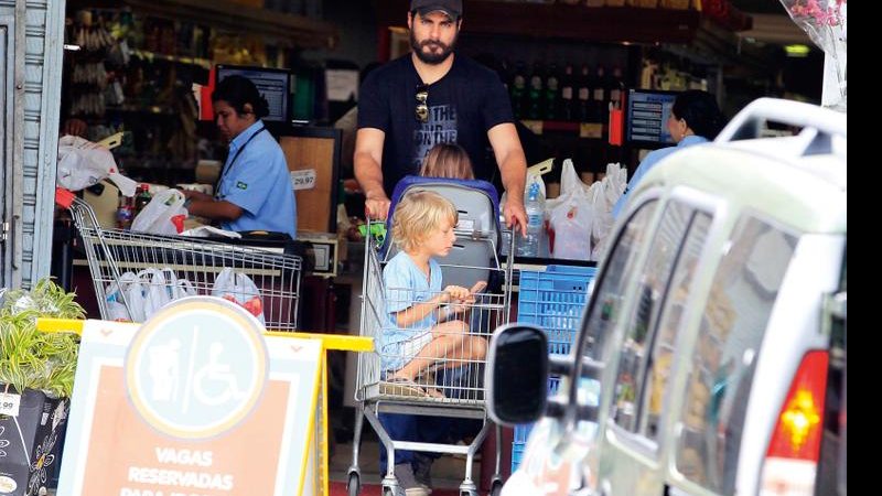 Thiago Lacerda com seus filhos Cora e Gael - Delson Silva