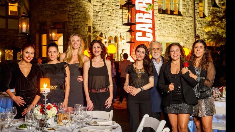 Paloma, Rafaela, Fabiana, Juliana, Thaís e Cuoco, além de Daniela e Malu em jantar à luz de velas - Cadu Pilotto, Fernando Lemos, Mariana Vianna, Martin Gurfein E Selmy Yassuda